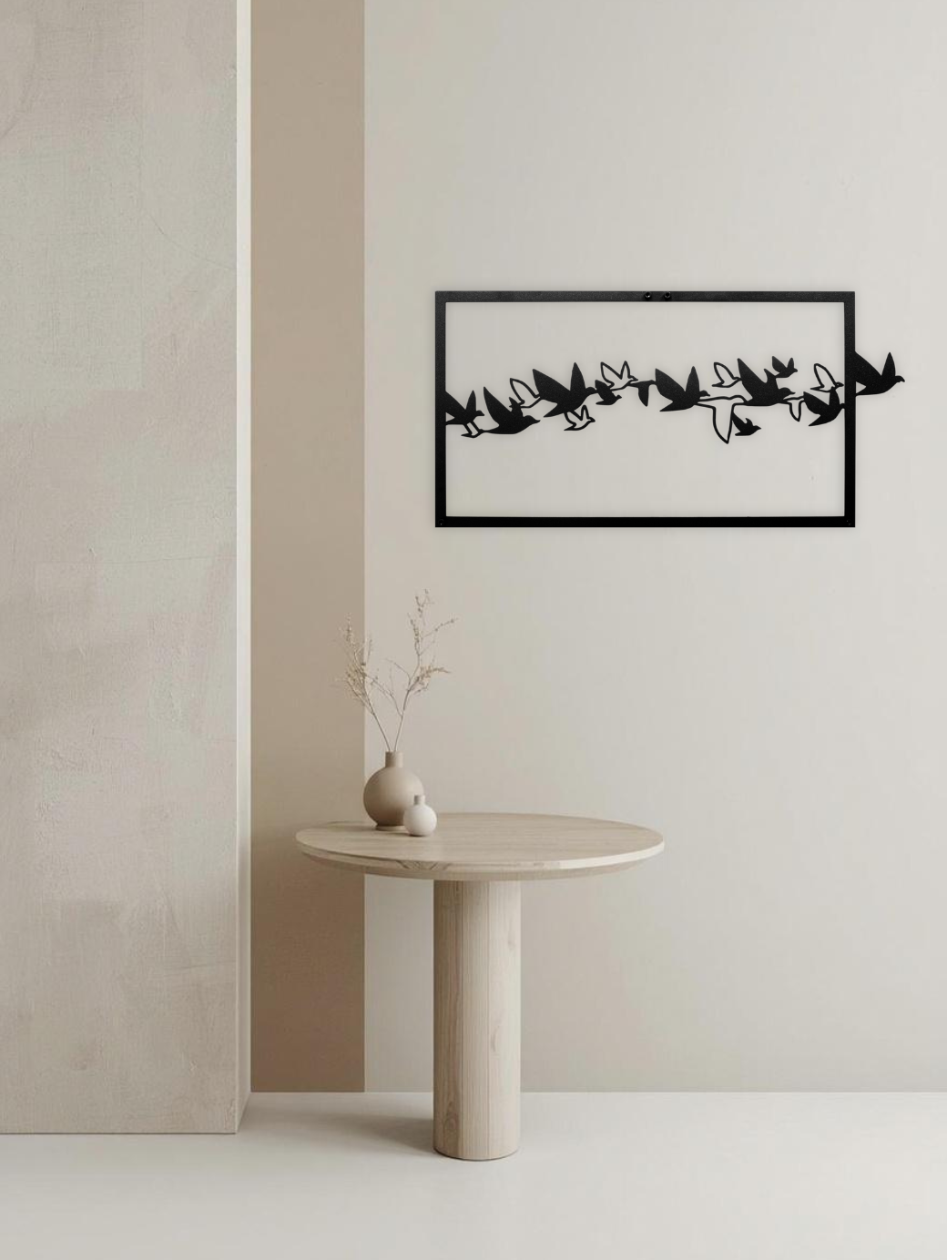 Minimal siyah metal duvar tablosu modern iç mekanda.